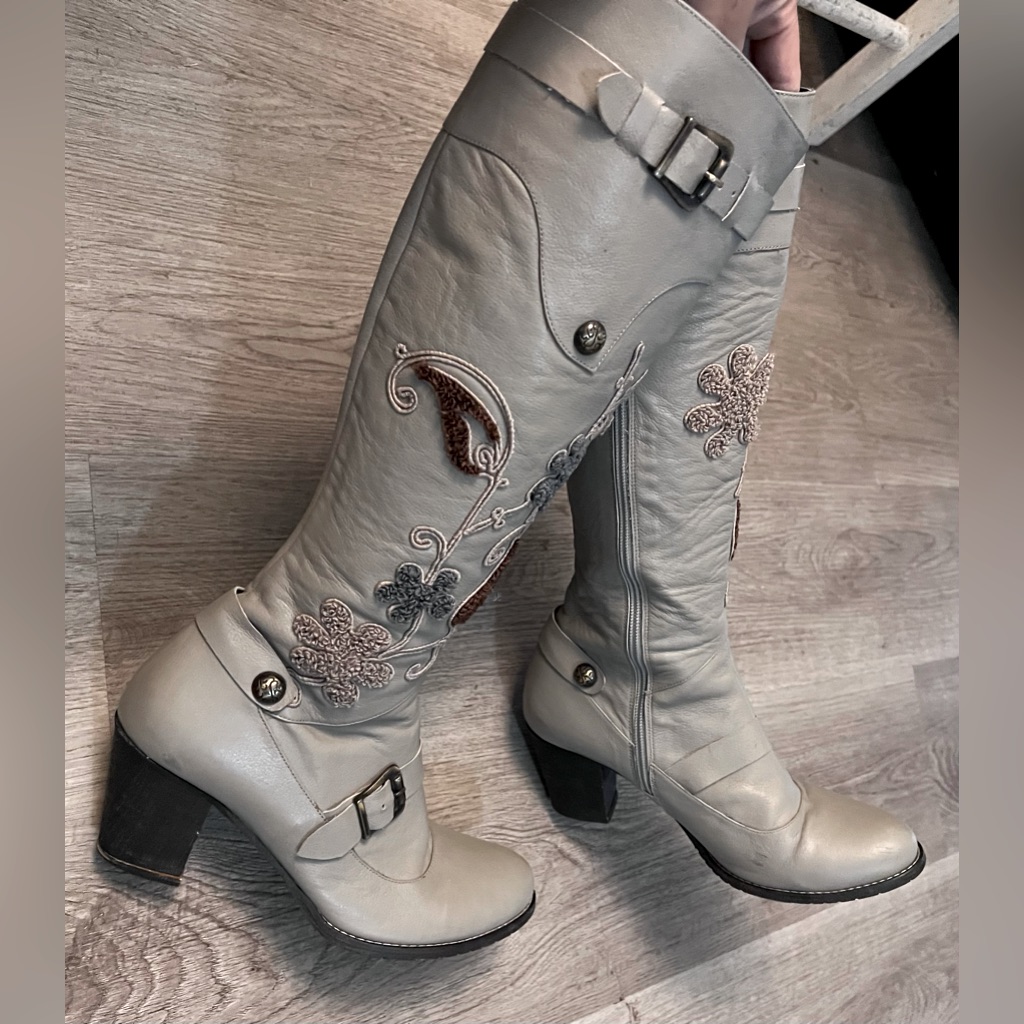 Artemis Boots Gray Leather Embroidered Floral Boot Size 39(Fit 8)